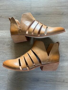 Frye & Co. Rubie Cutout Ankle Booties